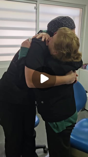 Paciente agradecida junto a su odontóloga en Orthodent